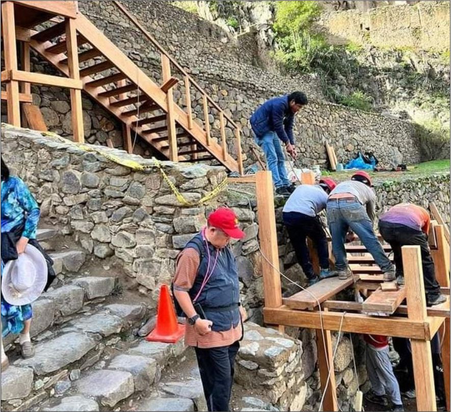 NOTICIAS CUSCO 17/12/2023: INACEPTABLE CONSTRUCCIÓN DE ESCALERAS DE MADERA EN P.A.N. DE OLLANTAYTAMBO, ROMPE MONUMENTALIDAD Y ORIGINALIDAD DEL ATRACTIVO MUNDIAL, TURISTAS, GUÍAS Y POBLACIÓN RECHAZAN Y DENUNCIAN AUTORIZACIÓN Y CONSTRUCCIÓN POR “ERUDITOS” DE CULTURA…