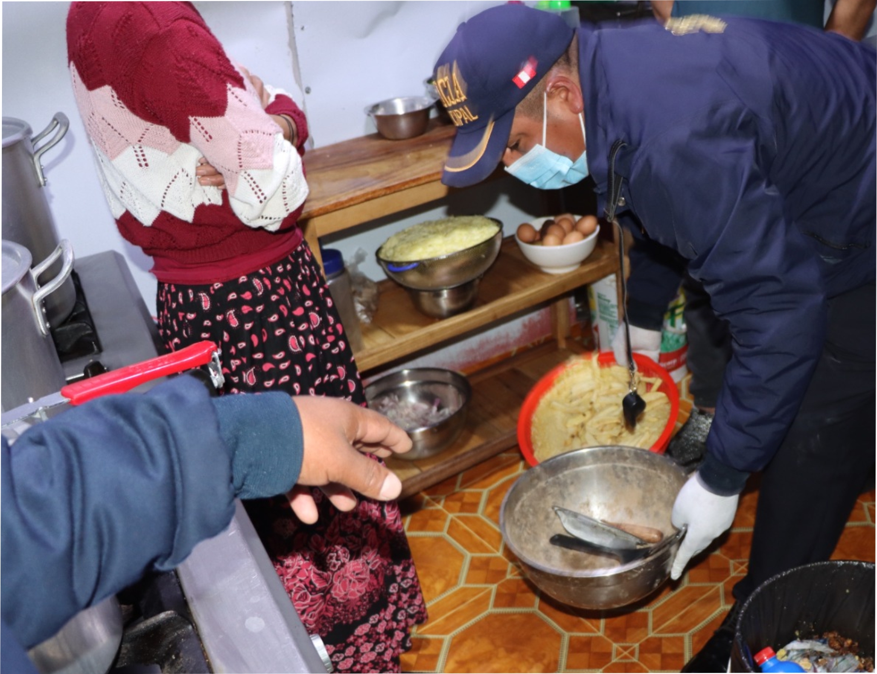 NOTICIAS CUSCO 31/07/2024: EN SAN SEBASTIÁN, HACEN OPERATIVOS PARA CONTROLAR Y MEDIR EL GRADO DE CONTAMINACIÓN DE ACEITES PARA LA PREPARACIÓN DE ALIMENTOS EN POLLERÍAS, CHIFAS, RESTAURANTES…