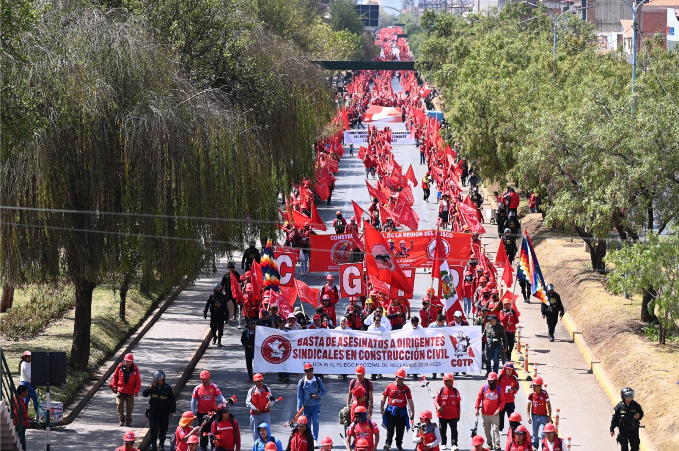 NOTICIAS CUSCO 21/08/2024: RECHAZO POR ASESINATOS DE  DIRIGENTES FUE CONTUNDENTE, IMPRESIONANTE Y GIGANTESCA MOVILIZACIÓN DE LOS TRABAJADORES DE LA CONSTRUCCIÓN..