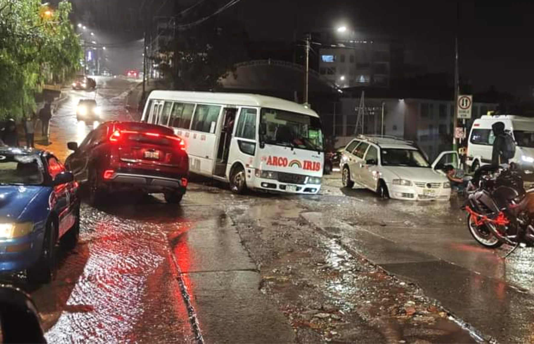 NOTICIAS CUSCO 17/11/2024: COLAPSAN SUMIDEROS POR DOQUIER Y CAUSAN ACCIDENTES DE TRÁNSITO, FALTA DE LIMPIEZA EN DUCTOS DE AGUAS SON EVIDENTES EN TODA LA CIUDAD…