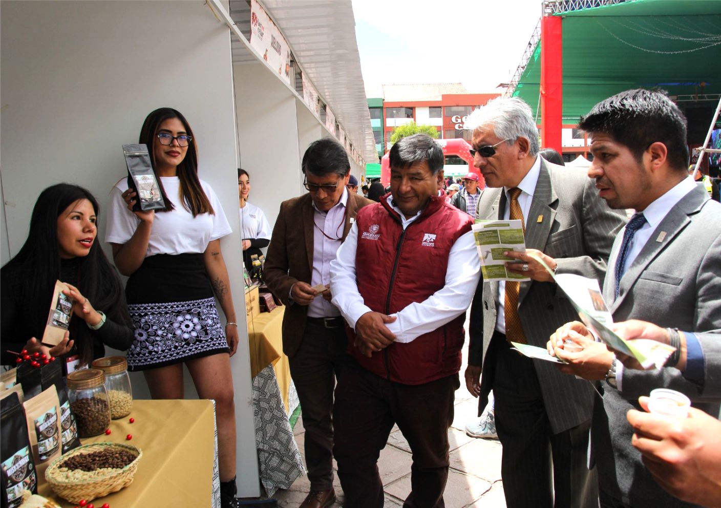 NOTICIAS CUSCO 27/11/2024: EN FERIA DEL CAFÉ SE LOGRÓ IMPORTANTE RECAUDACIÓN ECONÓMICA PARA PRODUCTORES DIRECTOS CON CALIDAD DE EXPORTACIÓN DE LA REGIÓN AL MUNDO…