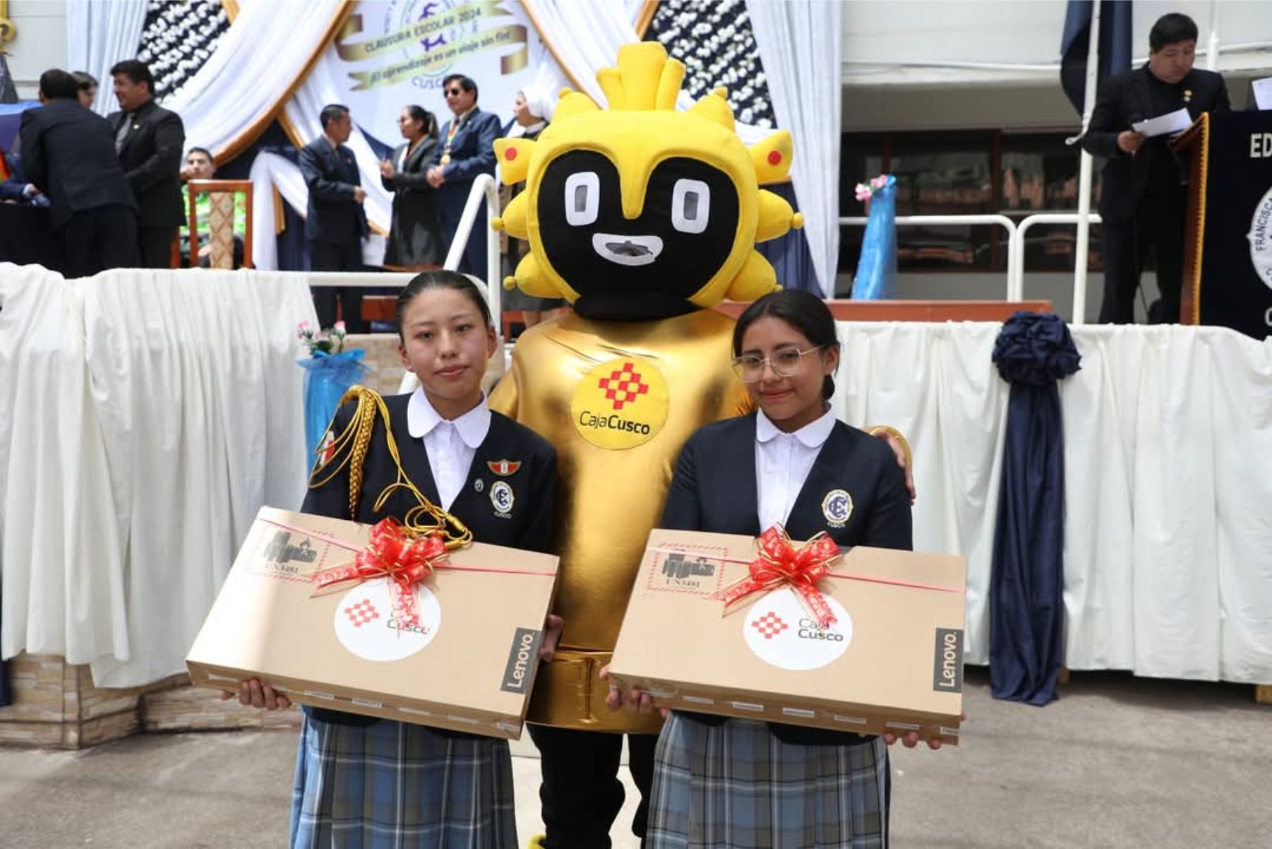 NOTICIAS CUSCO 31/12/2024: CAJA MUNICIPAL Y LA PROVINCIAL ENTREGARON LAPTOPS A ESTUDIANTES DE COLEGIOS EMBLEMÁTICOS DEL CUSCO…