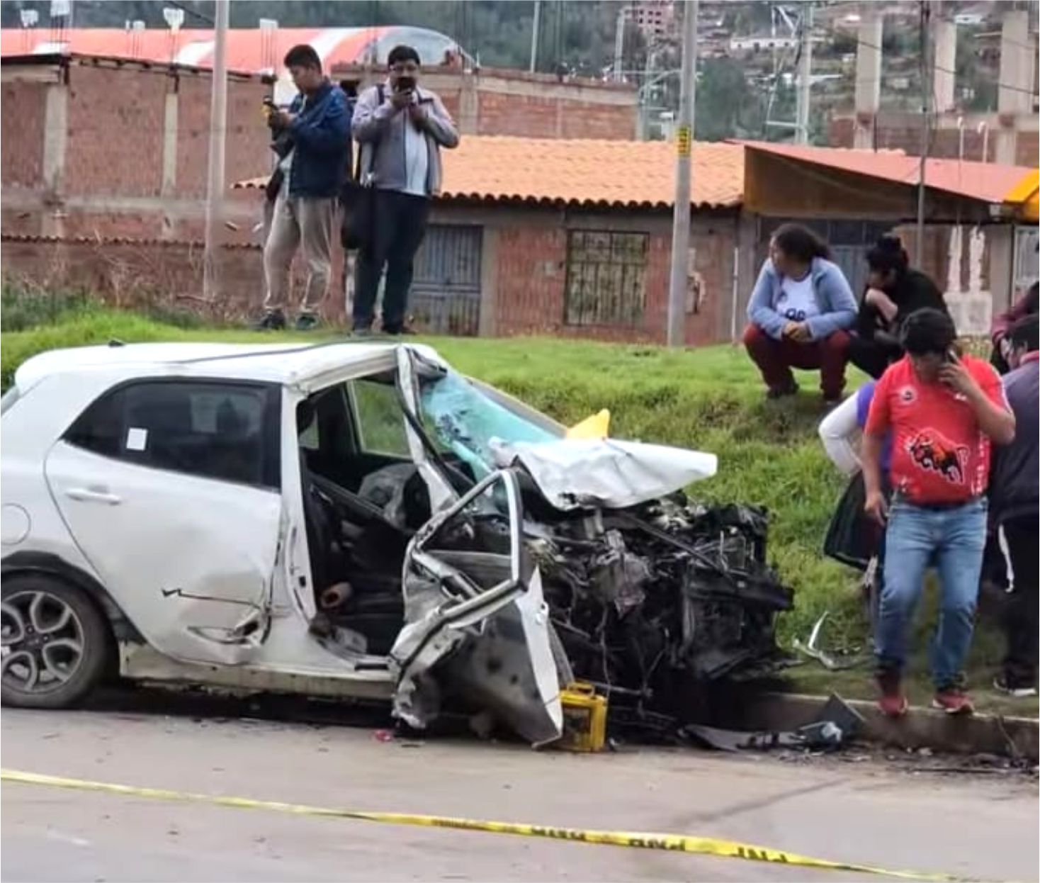 NOTICIAS CUSCO 05/01/2025: TRAGEDIA EN OROPESA, SALIDA HACIA EL SUR DEL CUSCO, POLICÍA Y ACOMPAÑANTE EN AUTO FALLECEN AL SER EVACUADOS, 18 TURISTAS RESULTARON HERIDOS EN VAN DE TURISMO. CHOQUE FUE POR LA VELOCIDAD E INVASIÓN DE CARRIL…