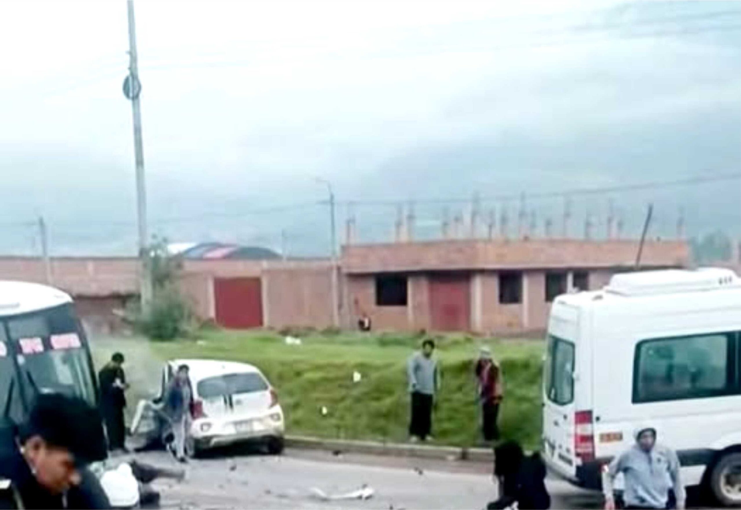 NOTICIAS CUSCO 04/01/2025: OTRO LAMENTABLE ACCIDENTE ESTA VEZ A INICIOS DEL 2025, A LA ALTURA DE OROPESA SALIDA DEL CUSCO HACIA EL SUR, AUTO Y VAN DE TURISMO CHOCARON, UN FALLECIDO EN PRIMER INFORME…