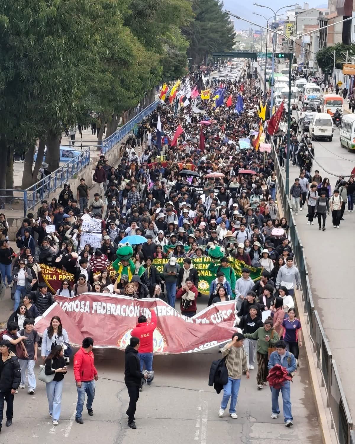 NOTICIAS CUSCO 23/04/2026: Antonianos radicalizan medidas ante subida de precios en transporte urbano, indican así sean 10 céntimos de incremento les afecta sus economías porque día a día hacen uso del servicio…