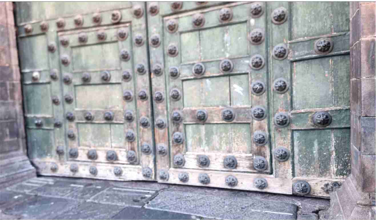 NOTICIAS CUSCO 06/07/2026: VERGUENZA DE CATEDRAL, fachada llena de heces de palomas y una puerta que carece ya de su pintura, así se muestra en la actualidad el mayor ícono del catolicismo del Cusco, nuestra catedral en el abandono…