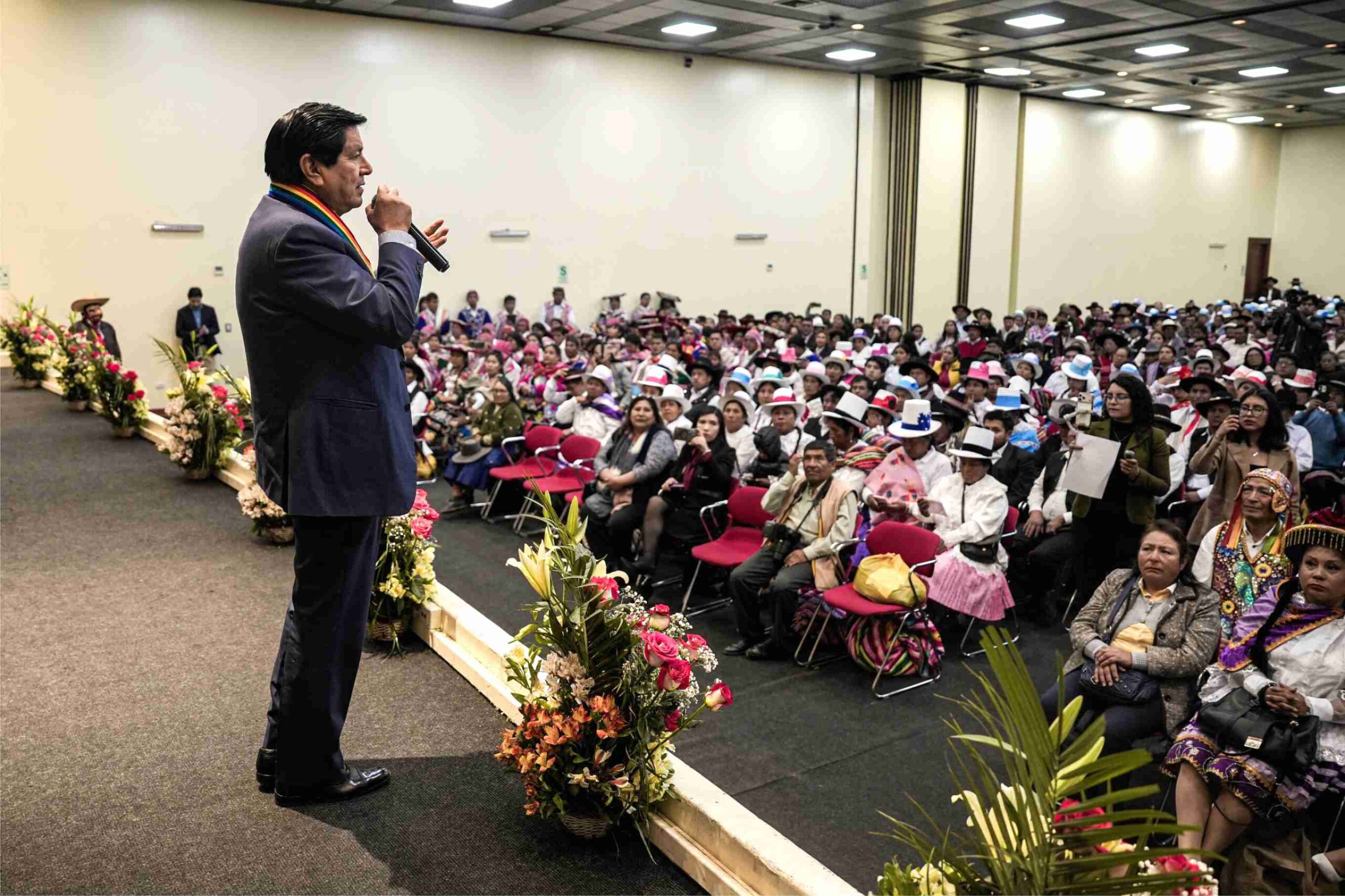 pantoja entrega 600 títulos de propiedad